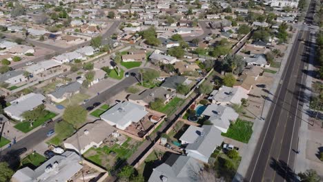 barrio de lujo con villas en el suburbio de tempe, arizona. día soleado en los suburbios con bienes raíces nobles. sobrevuelo aéreo de arriba hacia abajo.