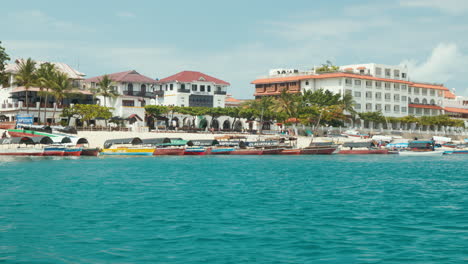 ciudad de piedra playa de zanzíbar con barcos de colores y agua azul clara