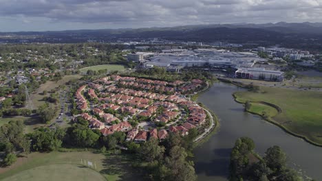 Casas-Adosadas-Frente-Al-Arroyo-En-Una-Comunidad-Rica-Cerca-Del-Centro-De-La-Ciudad-De-Robina-En-Gold-Coast,-Queensland