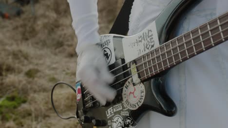 cerrar novia tocando el bajo en vestido de novia en el desierto