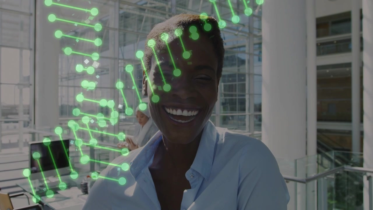 Femme souriante debout dans un atrium, tandis qu'une hélice verte se forme depuis le coin supérieur gauche, traversant son visage et illustrant la biotechnologie.