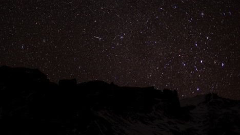 el lapso de tiempo del cielo de día a noche desde thorang fedi en el circuito de annapurna, manang, nepal