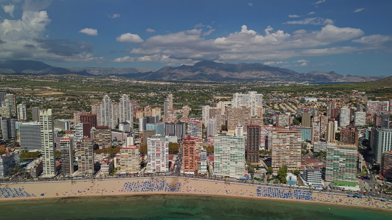 Vista aerea panoramica di una vivace città costiera e spiaggia.