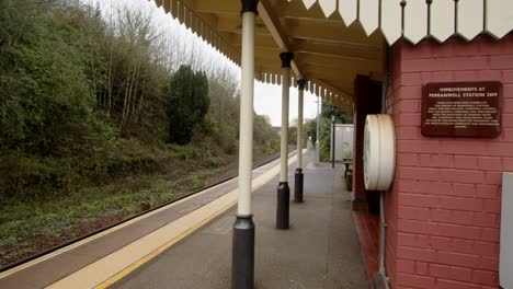 Toma-De-Planificación-En-La-Plataforma-De-La-Estación-De-Tren-De-Perranwell-Mirando-Hacia-Turo