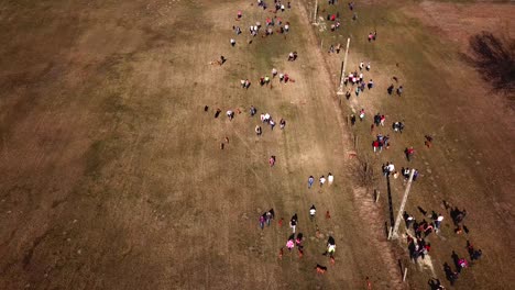 Vista-Aérea-De-Un-Grupo-De-Personas-Caminando-Y-Ejercitando-A-Sus-Perros-Sin-Correa,-Corriendo-Juntos