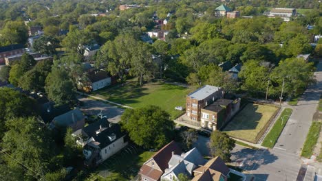 Vista-Aérea-A-Vista-De-Pájaro-Del-Lote-Vacío-En-El-Barrio-De-Chicago