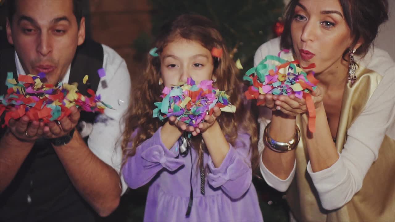 familia celebrando con confeti