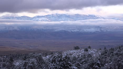 lapso de tiempo hermoso tiro panorámico de montañas nevadas de invierno en las montañas de sierra nevada oriental y lago mono california 1