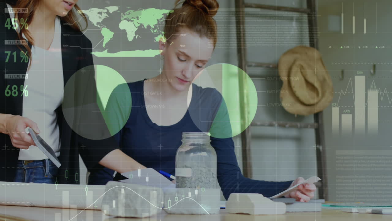 анимация инфографического интерфейса над кавказскими коллегами-женщинами, обсуждающими в офисе