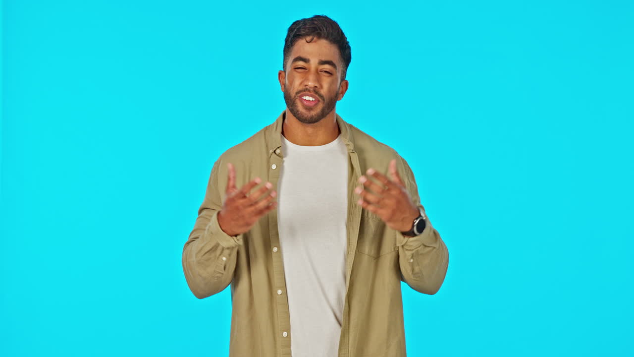 hombre, presentación y hablar con el gesto de la mano