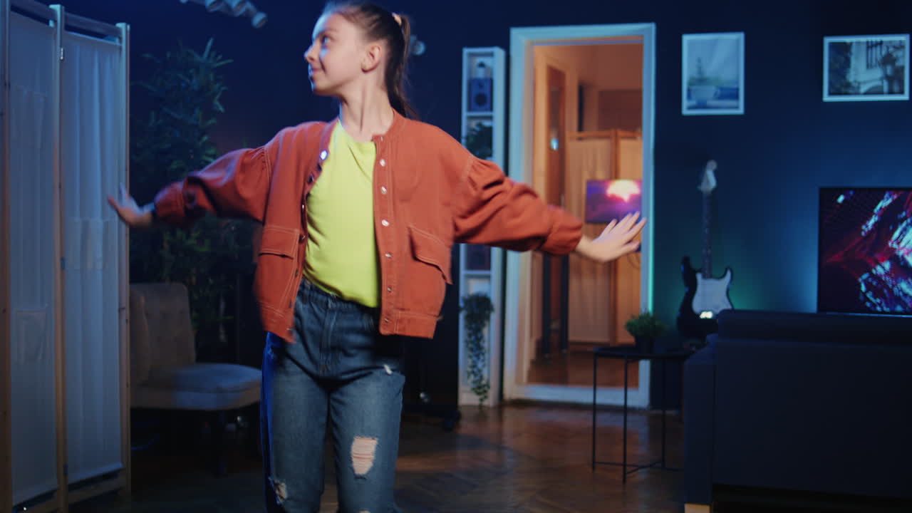 niño estrella de los medios filmando videos virales, impresionando al público con sus movimientos de baile