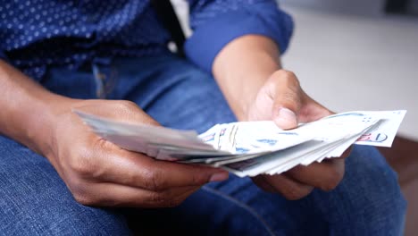 persona que cuenta el dinero