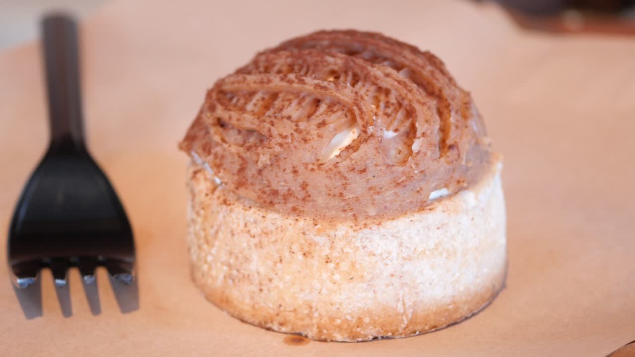 종이 placemat에 작은 둥근 크레스트 케이크