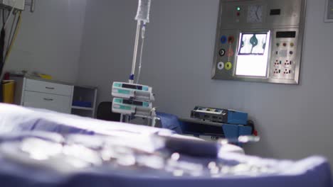 Video-Von-Chirurgischen-Instrumenten-Und-Elektronischen-Medizinischen-Geräten-Im-Operationssaal,-Mit-Kopierraum