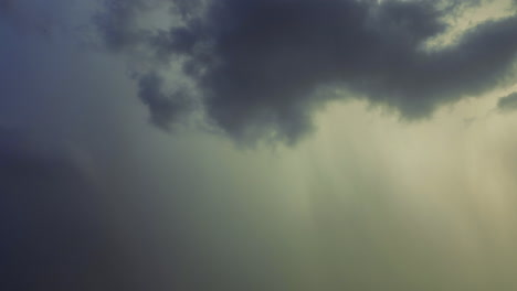 Colorido-Lapso-De-Tiempo-De-4k-De-La-Evaporación-De-La-Nube-Y-La-Lluvia-Barriendo-El-Marco-Con-Una-Hermosa-Iluminación-De-Fondo