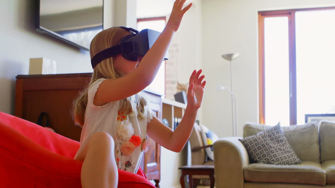 거실 4k에서 가상 현실 헤드 ⁇ 을 사용하는 소녀