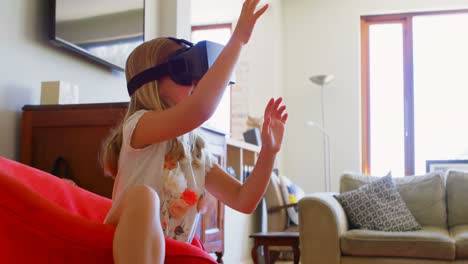chica usando auriculares de realidad virtual en la sala de estar 4k