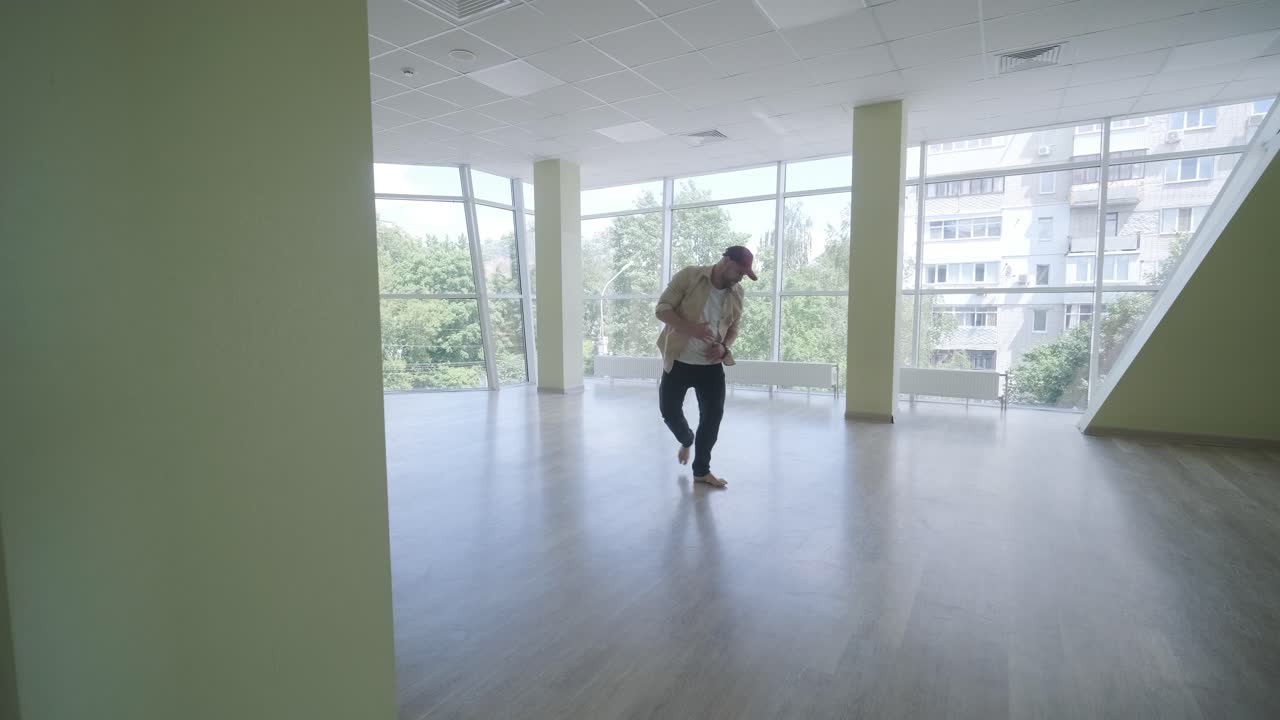 hombre bailando breakdance en un estudio moderno