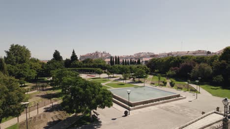 Vista-Aérea-Sobre-Jardín-Público-Con-Estanque-Rodeado-De-Vegetación---Castelo-Branco