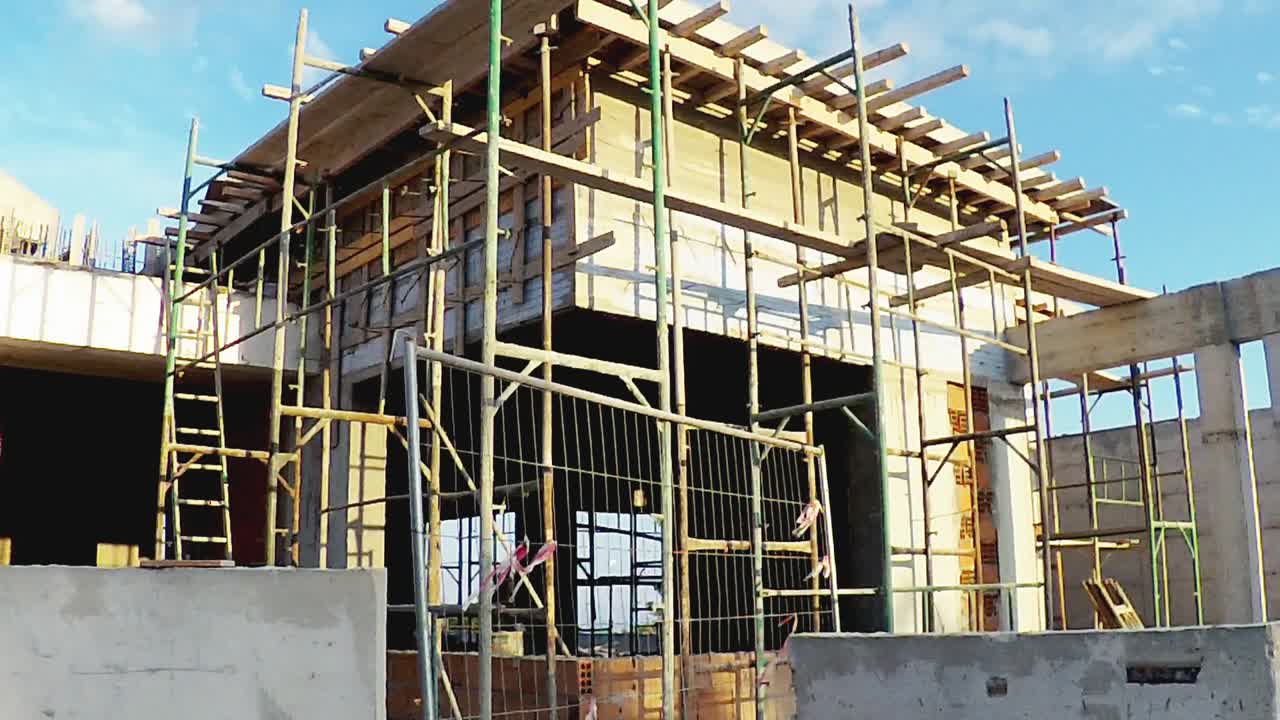 cerca de una casa en construcción