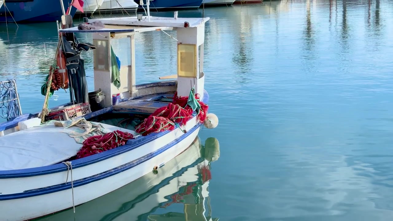 Piccola barca da pesca ormeggiata in un porto tranquillo