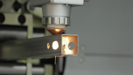 corte láser cnc de metal, tecnología industrial moderna.