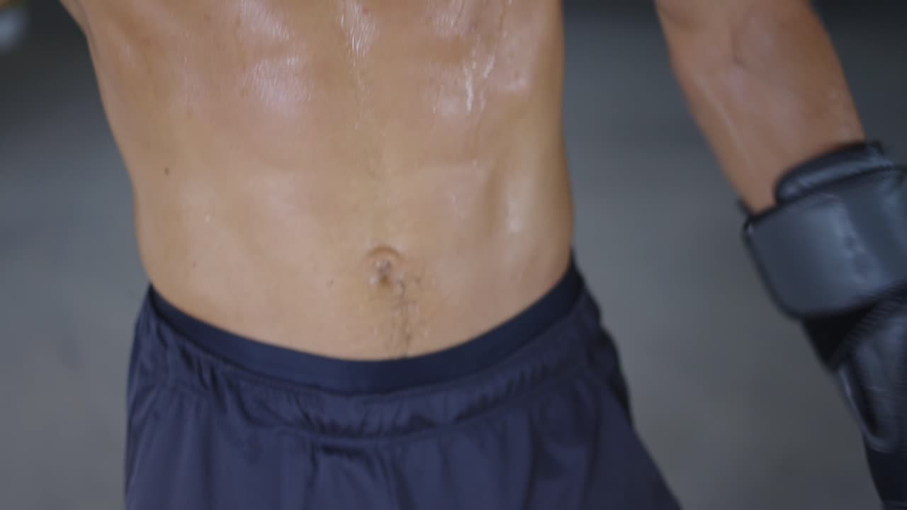 boxeador con el torso desnudo con guantes de boxeo