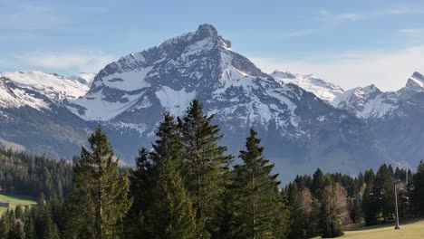 majestad alpina: el pico de la montaña amden arvenbüel en primavera, suiza - aérea