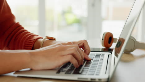 mujer, manos y mecanografía en computadora portátil para trabajar