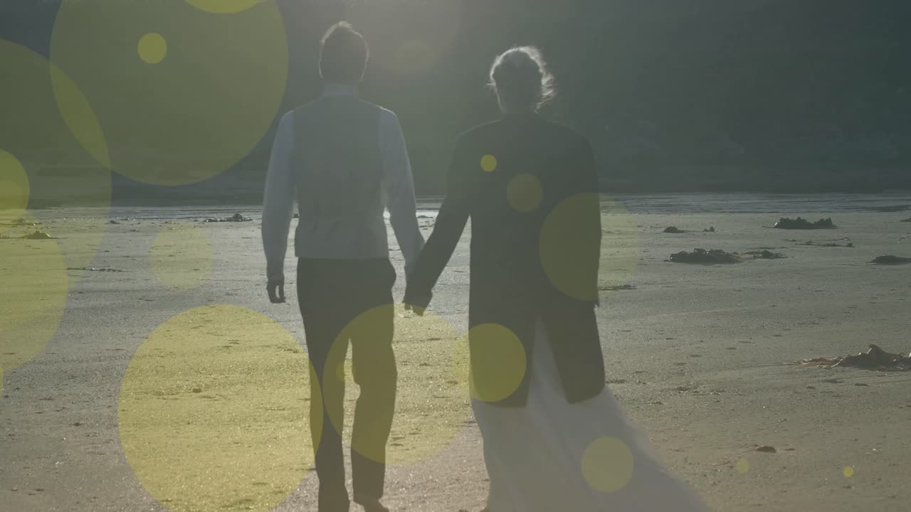 animación de puntos de luz sobre una pareja caucásica caminando y tomados de la mano