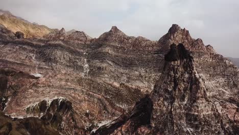 Geheimnisvolle-Naturlandschaft-Aus-Salzbergen,-Mineralische-Erdschicht-In-Natürlicher-Landschaft,-Grau,-Dunkelgolden,-Farbenfrohe,-Malerische-Aussicht-Auf-Drohnenaufnahmen-Aus-Der-Luft,-Erstaunliche-Szene-Im-Iran,-Asien,-Der-Hohe-Felsgipfel