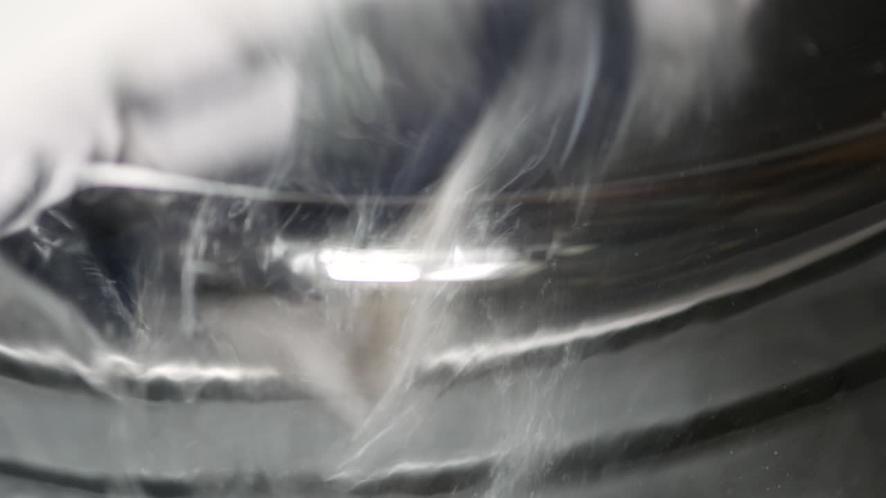 현대 세탁기의 드럼에서 물건들이 회전하고 있습니다.