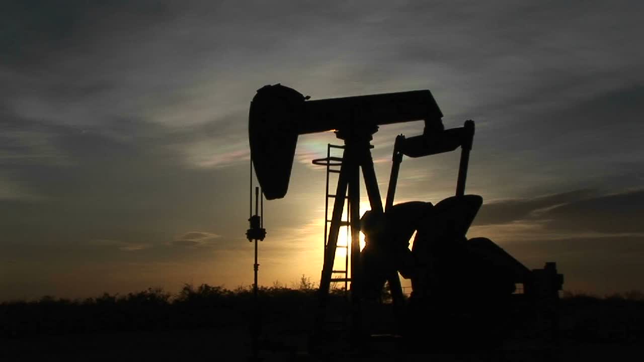 뉴멕시코 사막 3에서 회전하는 오일 펌프의 중간 샷