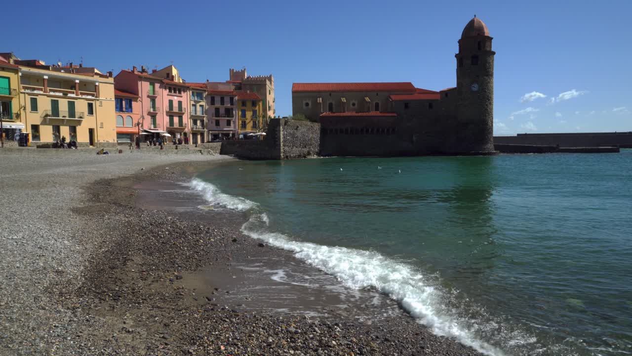 Chiesa di Notre-Dame-des-Anges che si protende nella baia di Collioure nel sud della Francia in una giornata calda e ventosa.