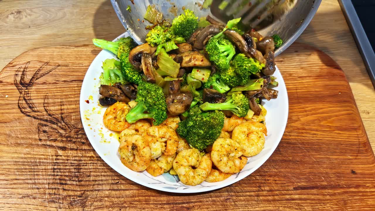 Gambas salteadas recién hechas con champiñones y brócoli glaseados. Toma cenital.