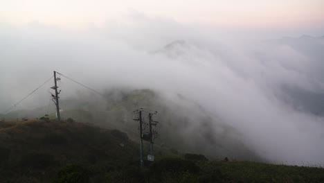 Nubes-Lenticulares-Se-Deslizan-Sobre-El-Pico-Kowloon-Hong-Kong,-Plano-Medio