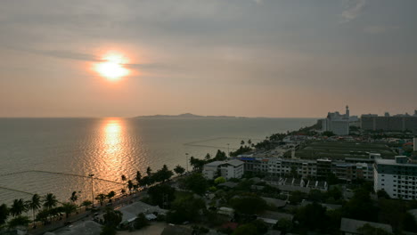 Sol-Saliendo-Sobre-El-Mar-Con-Olas-Golpeando-Una-Playa-De-Arena-En-Pattaya-Tailandia