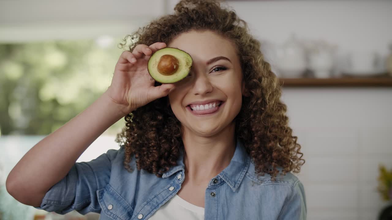 Cara divertida con ojos de aguacate/Rzeszow/Poland