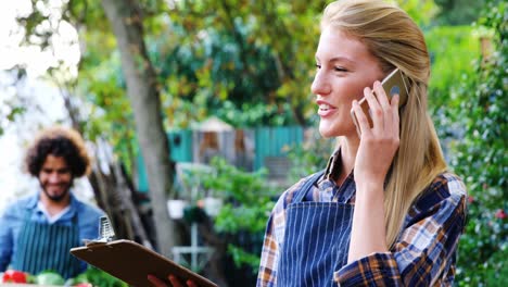 Hermosa-Mujer-Hablando-Por-Teléfono-Móvil