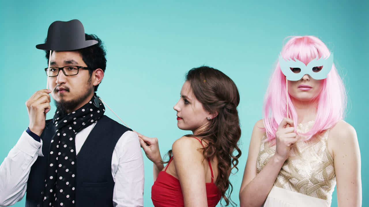 혼성 인종 커플 이 파티 에서 춤 을 추고 있는 느린 동작 의 사진 부스