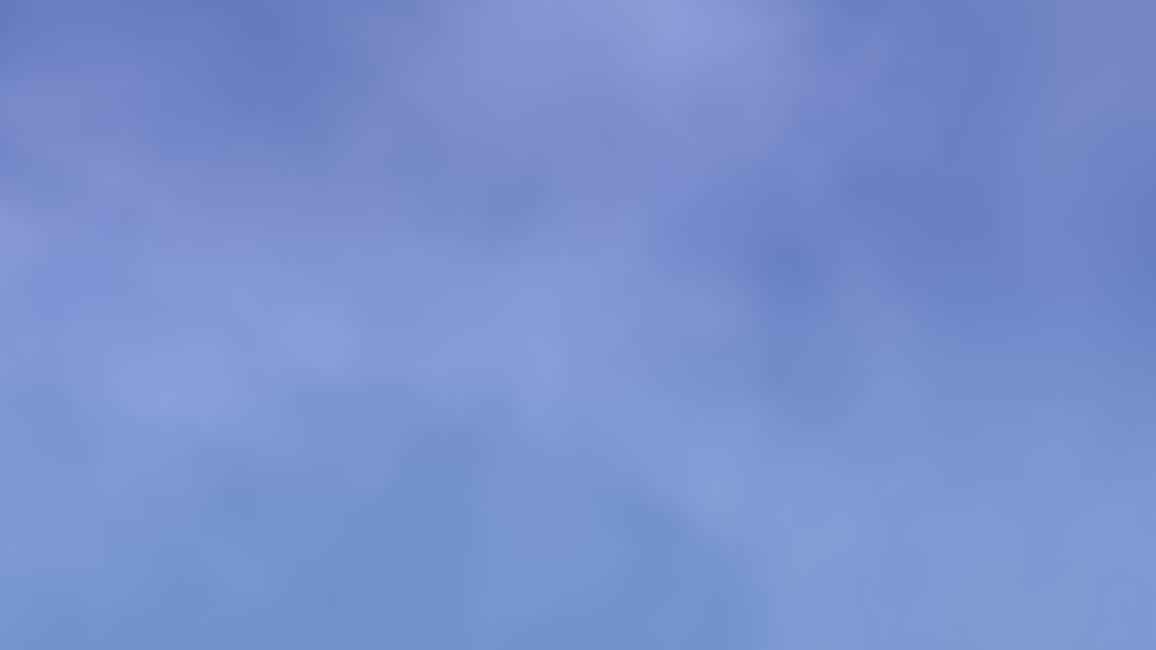 misterio y cielo de tormenta con nubes y niebla en el atardecer