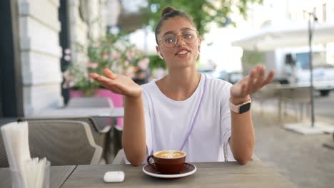 una mujer hablando en un café.