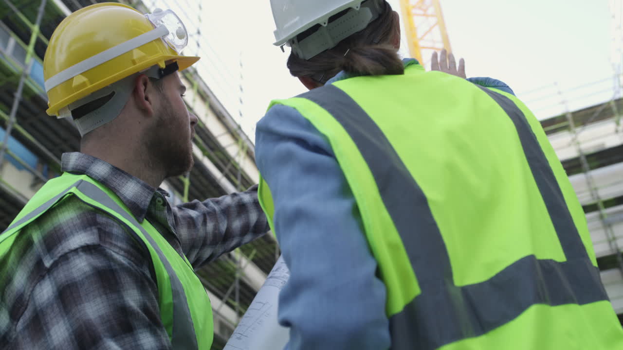 trabalhadores da construção discutindo planos em um canteiro de obras