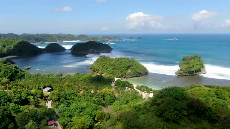 Atemberaubendes-Luftpanorama-Der-Exotischen-Asmara-Küste-In-Ost-Java,-Indonesien