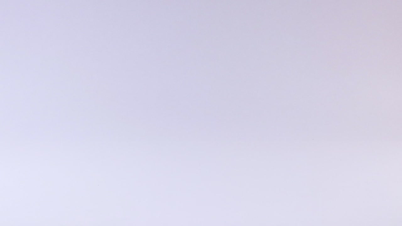 una pelota de tenis azul rodando a través de una superficie