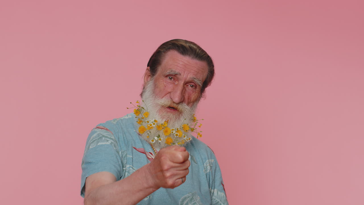 미 시니어 남자가 상상의 비현실적인 보이지 않는 을 당겨서 그가 얼마나 건하고 강한지 보여줍니다.