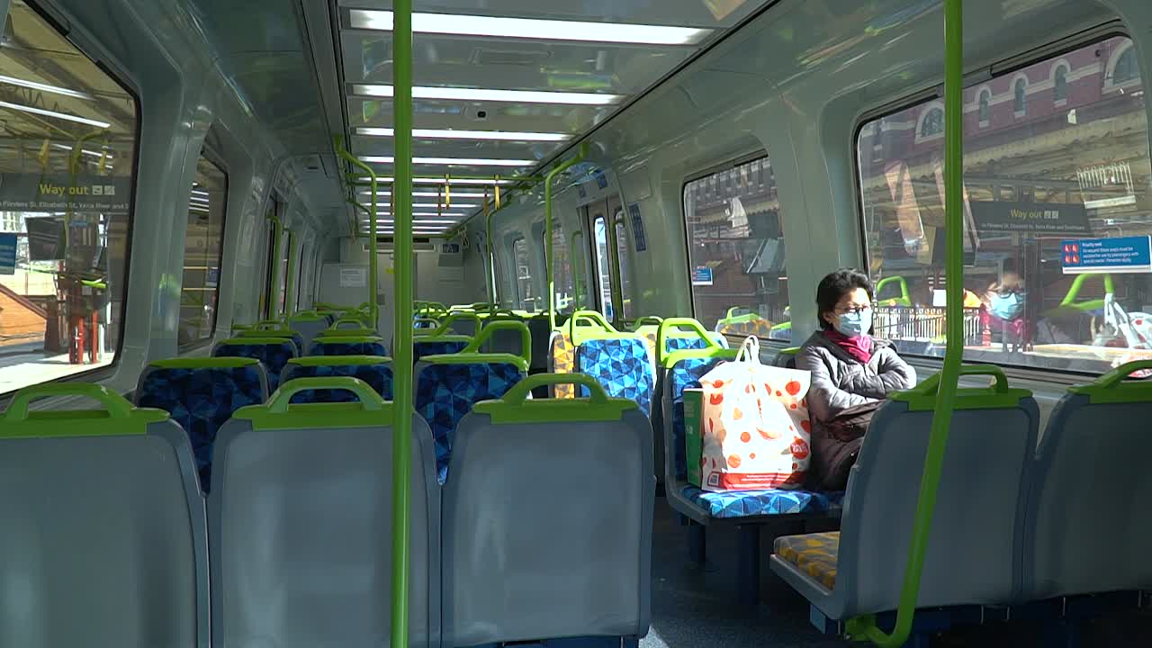 마스크를 쓴 여성이 글로벌 코비드-19-코로나바이러스 발병이 한창일 때 빈 기차를 탄다