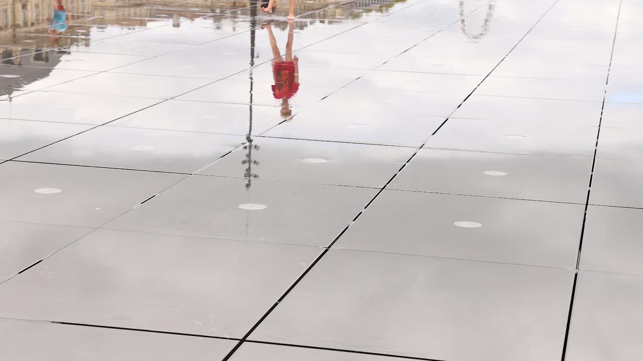 반사되는 물 표면에서 는 사람들