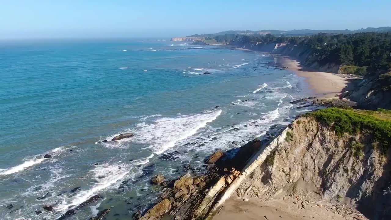 Video drone che cattura la bellezza di un paesaggio costiero con scogliere che si affacciano sulle onde dell'oceano a Bodega Bay, Costa di Gualala.