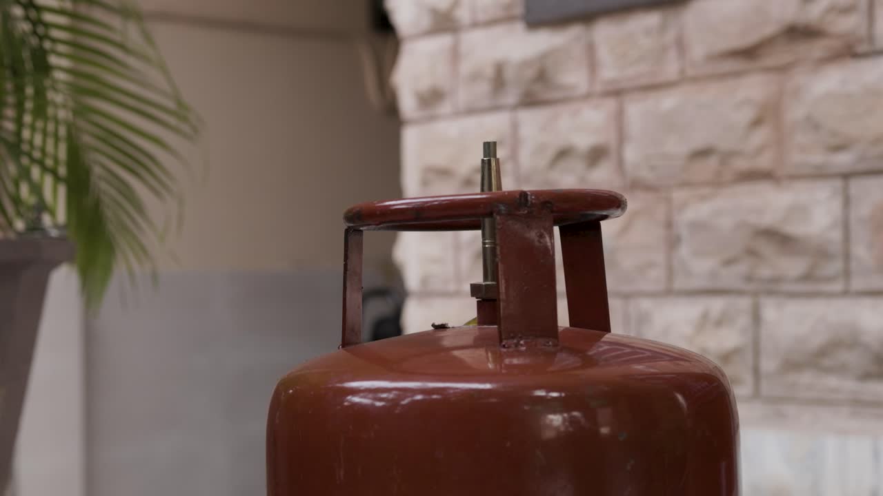 Primer plano de una pequeña válvula de llenado de cilindro de Gas Licuado de Petróleo de día